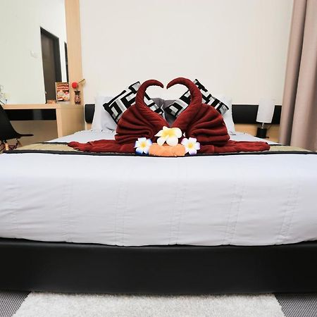 Mlh Deluxe Studio Suites @ Landmark Residence เชอราส ภายนอก รูปภาพ