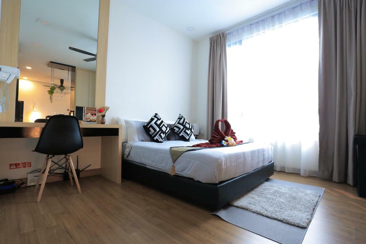 Mlh Deluxe Studio Suites @ Landmark Residence เชอราส ภายนอก รูปภาพ